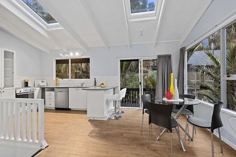 Photo of property in 16 Napuka Road, Henderson Valley, Auckland, 0612