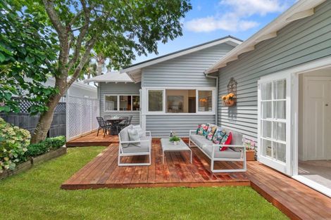 Photo of property in 15 Duders Avenue, Devonport, Auckland, 0624