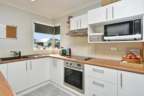 Photo of property in 29 Linkwater Way, Parklands, Christchurch, 8083