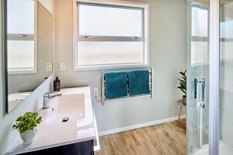 Photo of property in 104 Renown Road, Raumati South, Paraparaumu, 5032