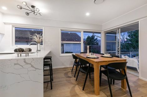 Photo of property in 4 Kerrymaria Place, Hillcrest, Auckland, 0627