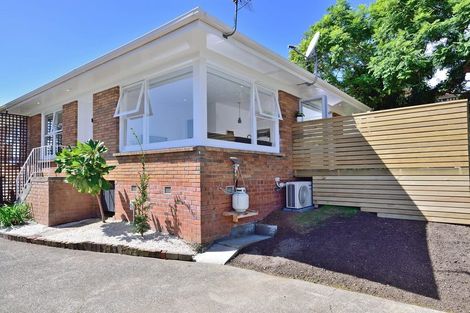Photo of property in 2/40a Blakeborough Drive, Forrest Hill, Auckland, 0620