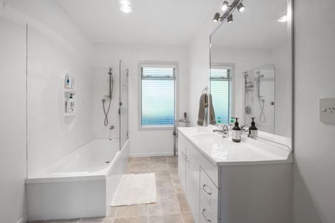 Photo of property in 40 Lakemere Way, Kinloch, Taupo, 3377