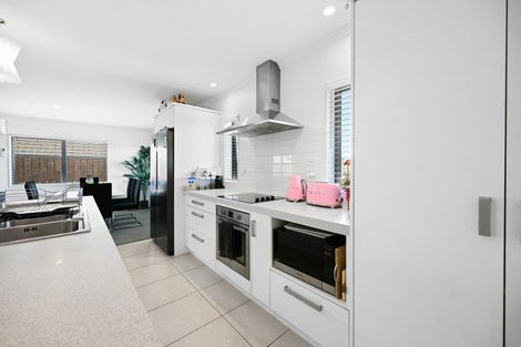 Photo of property in 56 Farnborough Drive, Grandview Heights, Hamilton, 3200