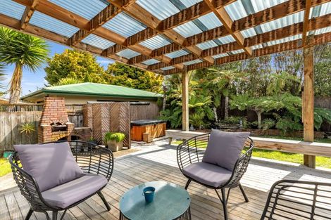 Photo of property in 33 Winston Avenue, Hokowhitu, Palmerston North, 4410