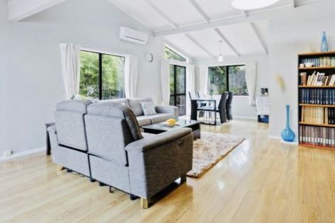 Photo of property in 30 Mannering Place, Hillcrest, Auckland, 0627