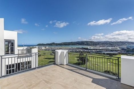 Photo of property in 8 Bunker Way, Strathmore Park, Wellington, 6022