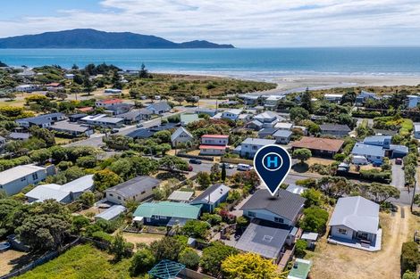 Photo of property in 10 Titoki Road, Waikanae Beach, Waikanae, 5036