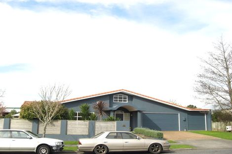 Photo of property in 13 Kinross Drive, Merrilands, New Plymouth, 4312