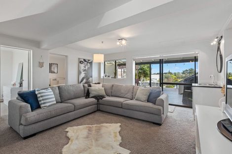 Photo of property in 41 Shakespear Road, Army Bay, Whangaparaoa, 0930