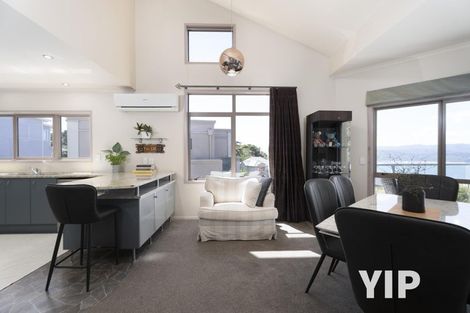 Photo of property in 14 Dress Circle, Newlands, Wellington, 6037