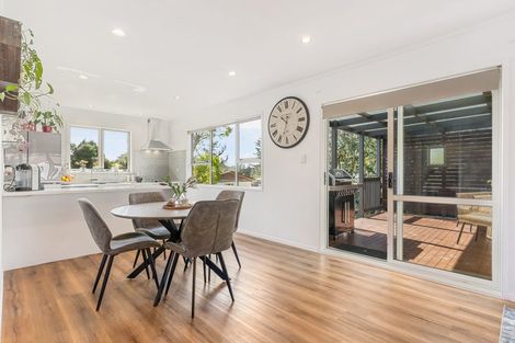 Photo of property in 18 Grassmere Road, Henderson Valley, Auckland, 0612