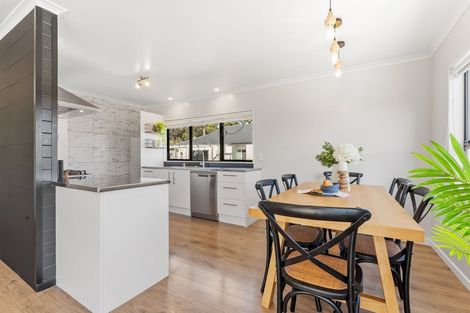 Photo of property in 239 Vipond Road, Stanmore Bay, Whangaparaoa, 0932