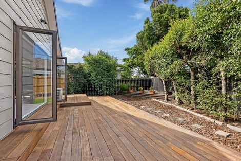 Photo of property in 2/13 De Quincey Terrace, Highland Park, Auckland, 2010