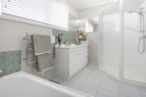 Photo of property in 22 Jandell Crescent, Bucklands Beach, Auckland, 2014