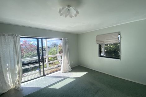 Photo of property in 2/138 Sunset Road, Unsworth Heights, Auckland, 0632