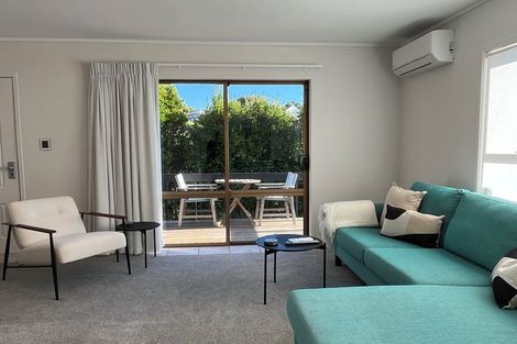 Photo of property in 2/16 Malters Place, Browns Bay, Auckland, 0630