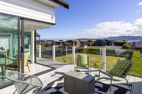 Photo of property in 20 Pukenamu Road, Rainbow Point, Taupo, 3330