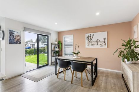 Photo of property in 11 Sauterne Road, Kumeu, 0810