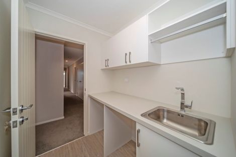 Photo of property in 5 Oakmont Crescent, Waiwhakaiho, New Plymouth, 4312