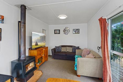 Photo of property in 6 Colenso Place, Otaki Beach, Otaki, 5512