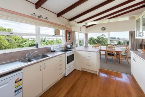 Photo of property in 16 Ellesmere Crescent, Pakuranga Heights, Auckland, 2010