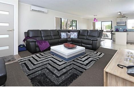 Photo of property in 1/2 Senecio Place, Weymouth, Auckland, 2103