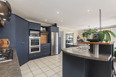 Photo of property in 8 La Lena Grove, Fitzherbert, Palmerston North, 4410