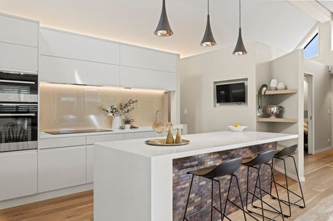 Photo of property in 15 Saint Andrews Square, Strowan, Christchurch, 8052