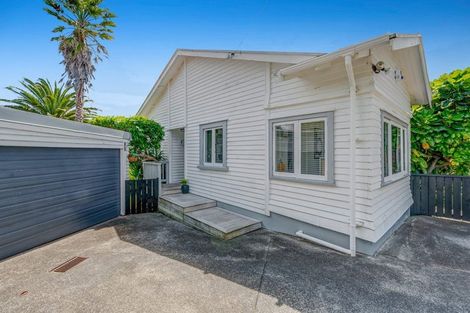 Photo of property in 2/136 Sunset Road, Unsworth Heights, Auckland, 0632