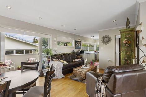 Photo of property in 20 Marine Parade, Mellons Bay, Auckland, 2014