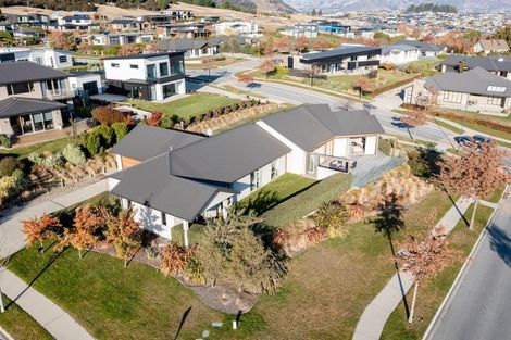 Photo of property in 2 Urquhart Place, Wanaka, 9305