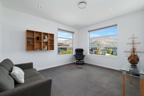 Photo of property in 16 Urquhart Place, Wanaka, 9305
