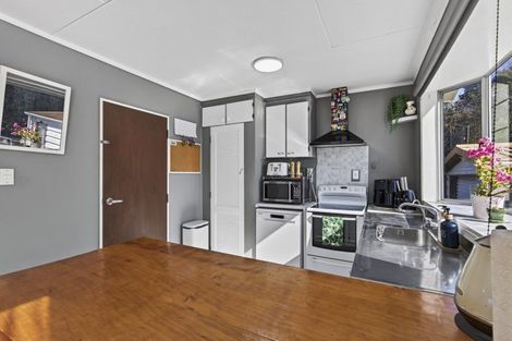 Photo of property in 35 Riversdale Drive, Merrilands, New Plymouth, 4312