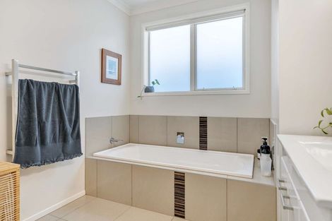 Photo of property in 2 Raiha Street, Papamoa Beach, Papamoa, 3118