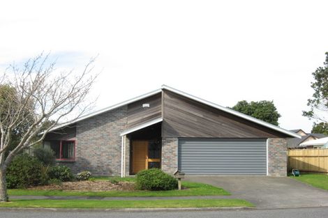 Photo of property in 15 Kinross Drive, Merrilands, New Plymouth, 4312