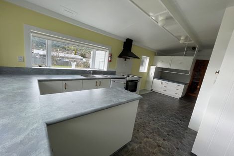 Photo of property in 6 Durham Street, Picton, 7220