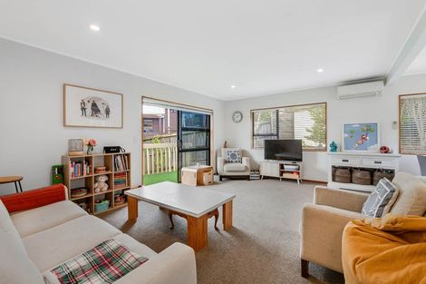 Photo of property in 2/2 Carl Place, Unsworth Heights, Auckland, 0632