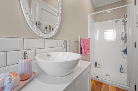 Photo of property in 260-262 High Street North, Carterton, 5713