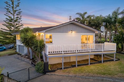 Photo of property in 5 Mckinley Road, Sunnyvale, Auckland, 0612