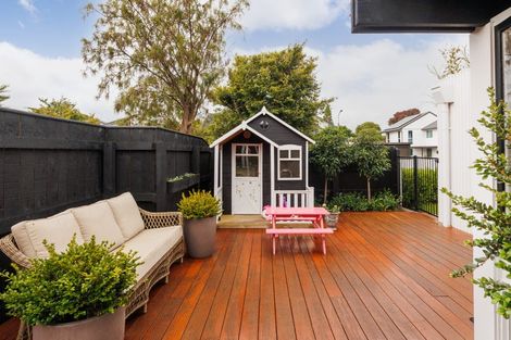 Photo of property in 11 Chilton Grove, Hokowhitu, Palmerston North, 4410