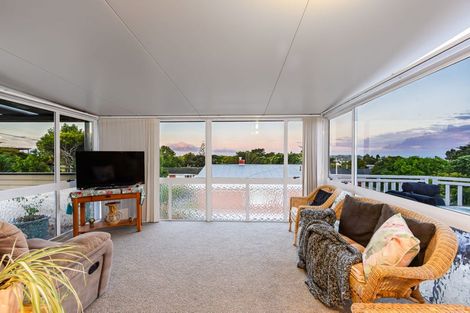 Photo of property in 148a Cliff View Drive, Green Bay, Auckland, 0604