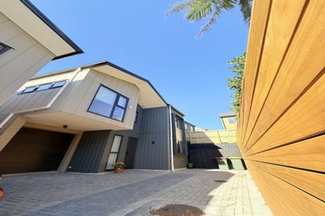 Photo of property in 584e Beach Road, Rothesay Bay, Auckland, 0630
