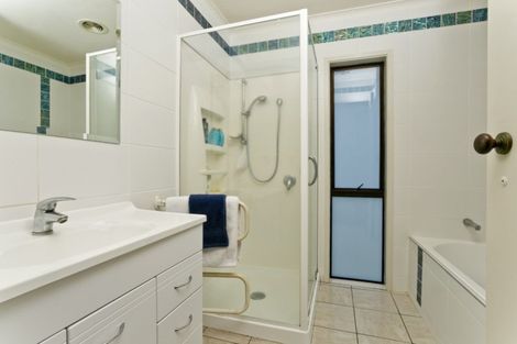 Photo of property in 2/14 Ridge Road, Waiake, Auckland, 0630