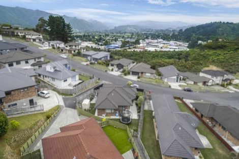 Photo of property in 40 King Charles Drive, Kingsley Heights, Upper Hutt, 5018