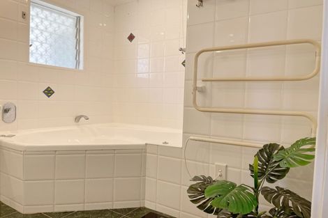 Photo of property in 2 Mellons Bay Road, Howick, Auckland, 2014