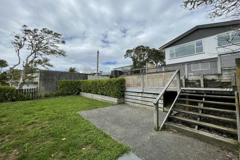 Photo of property in 28 Brooker Grove, Newlands, Wellington, 6037