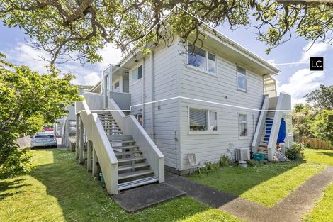 Photo of property in 1/139 Queens Drive, Lyall Bay, Wellington, 6022