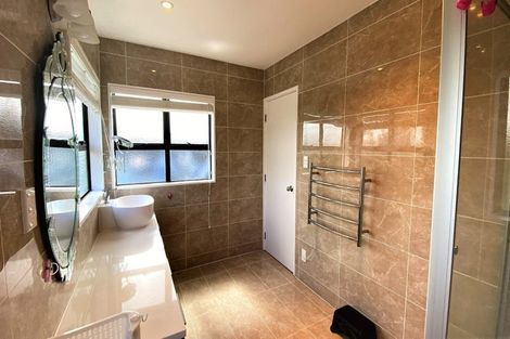 Photo of property in 16 Cherub Place, West Harbour, Auckland, 0618