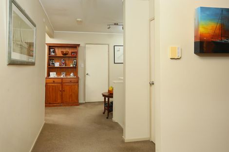 Photo of property in 40 Napuka Road, Henderson Valley, Auckland, 0612